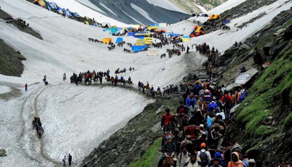 Thousands visit Amarnath with security escorts